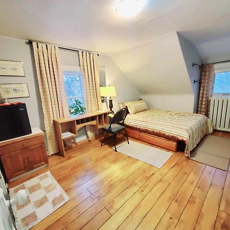 Merj'S Guest House In Wolesly Winnipeg Buitenkant foto